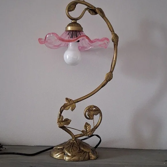 NIB Dolls Kill Dreamland Bloom Pink Table Lamp!! - Picture 4 of 16